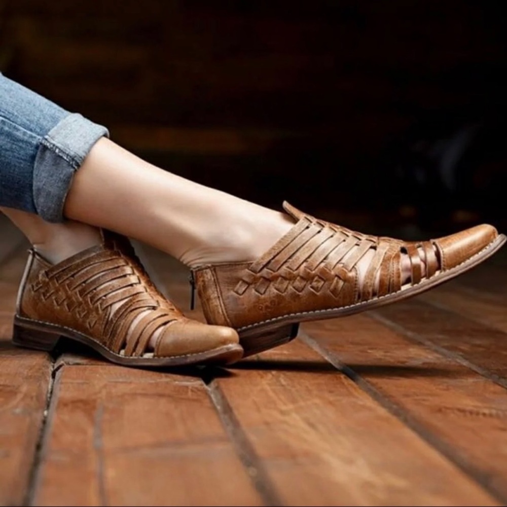 Bed|Stü Las Cruces Huarache Leather Pointed Toe Distressed Flats
